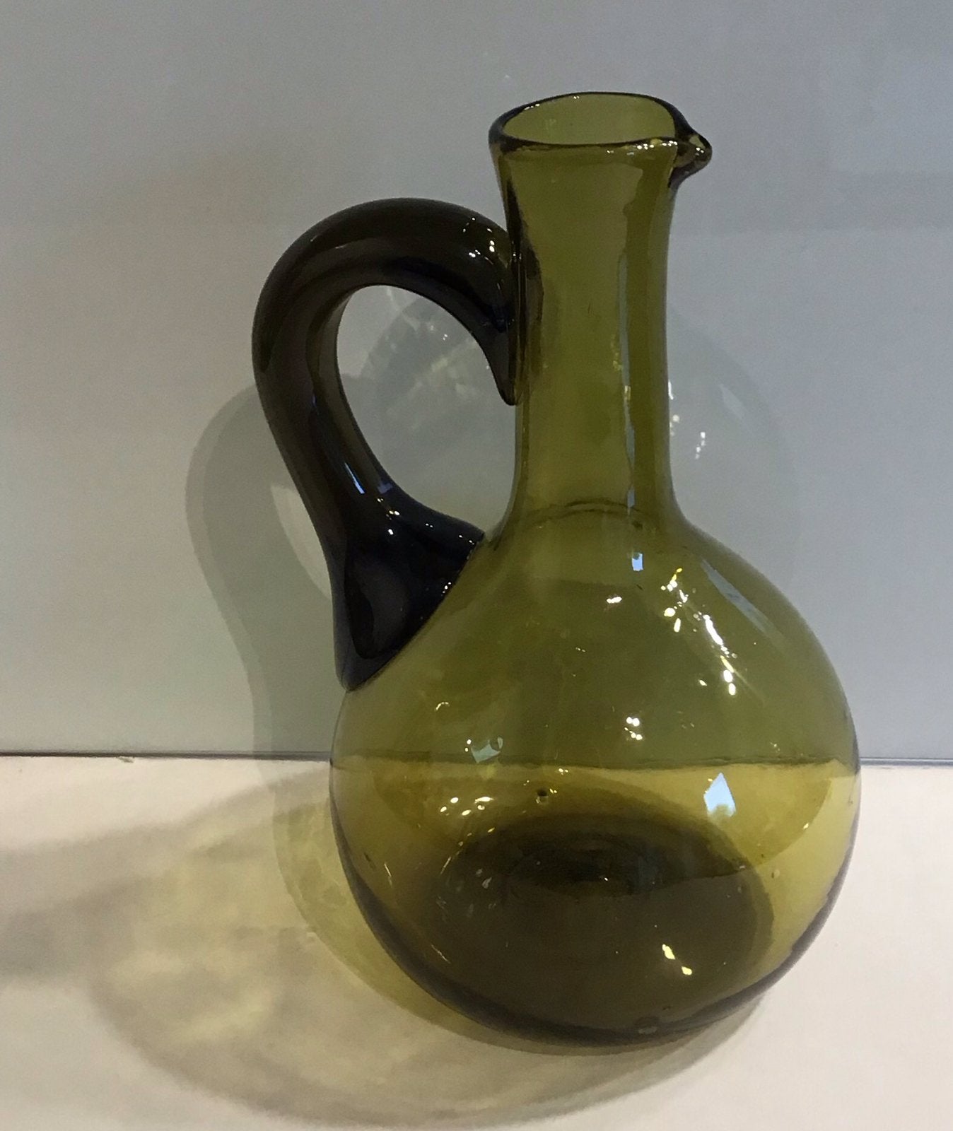 Antiek Handgeblazen schenkkan -groenbruin glas met handvat-, Ophalen of Verzenden
