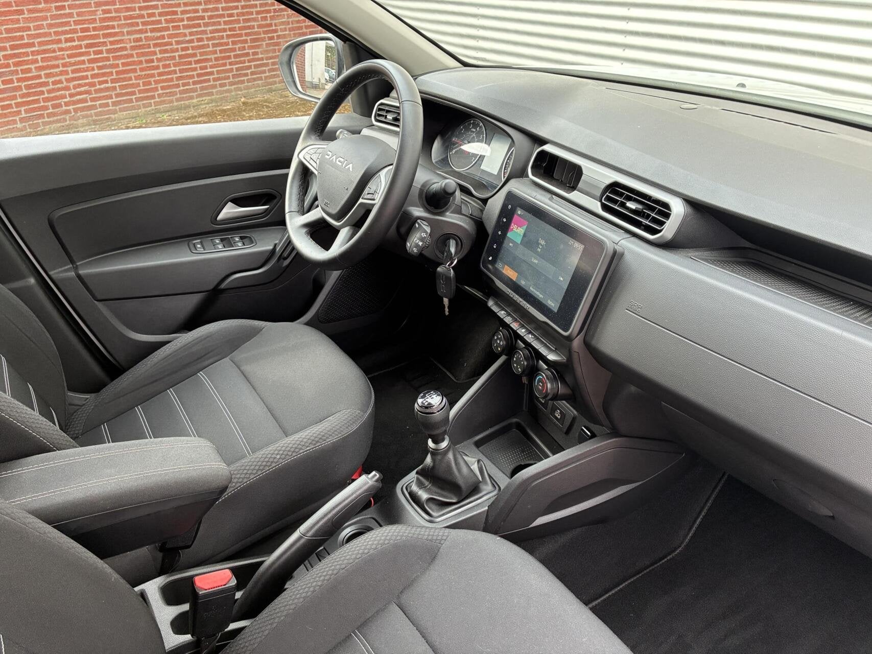 Dacia Duster 1.0 TCe Hoge Instap Airco cruise Carplay Led 23, Auto's, Voorwielaandrijving, Stof, Gebruikt, Wit