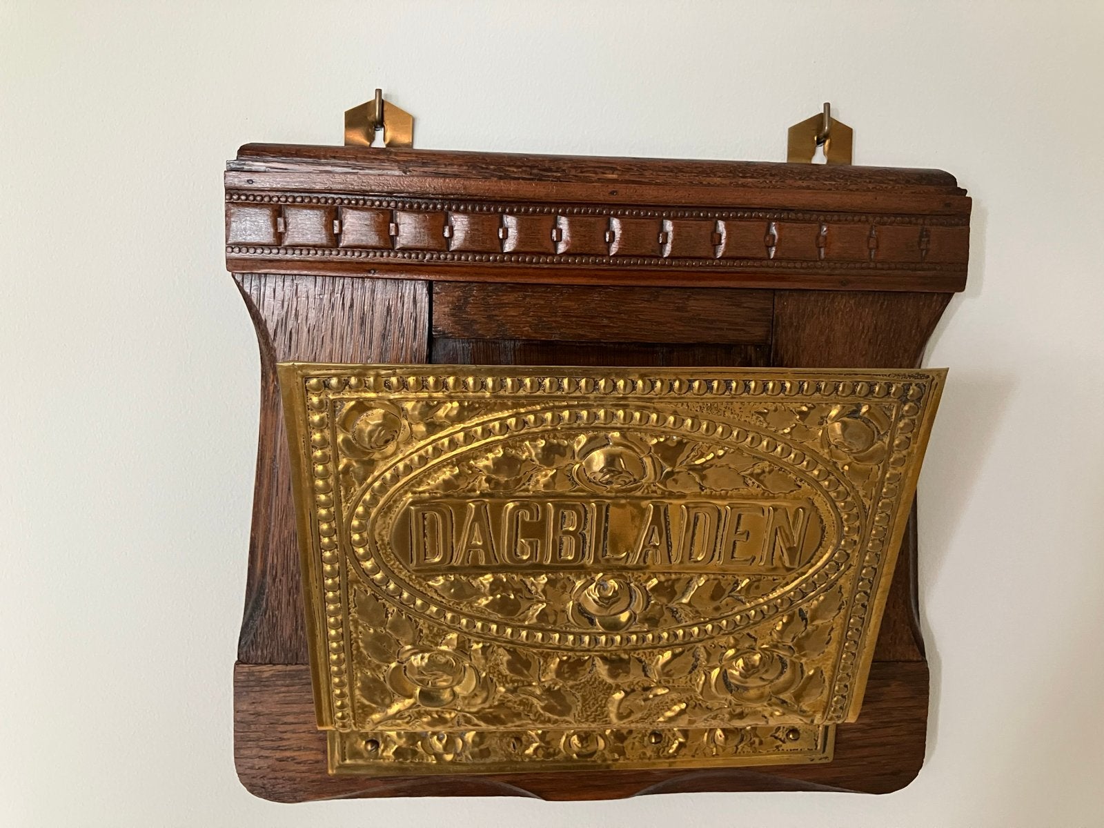 Antieke houten brievenbak met messing 'Dagbladen', Ophalen
