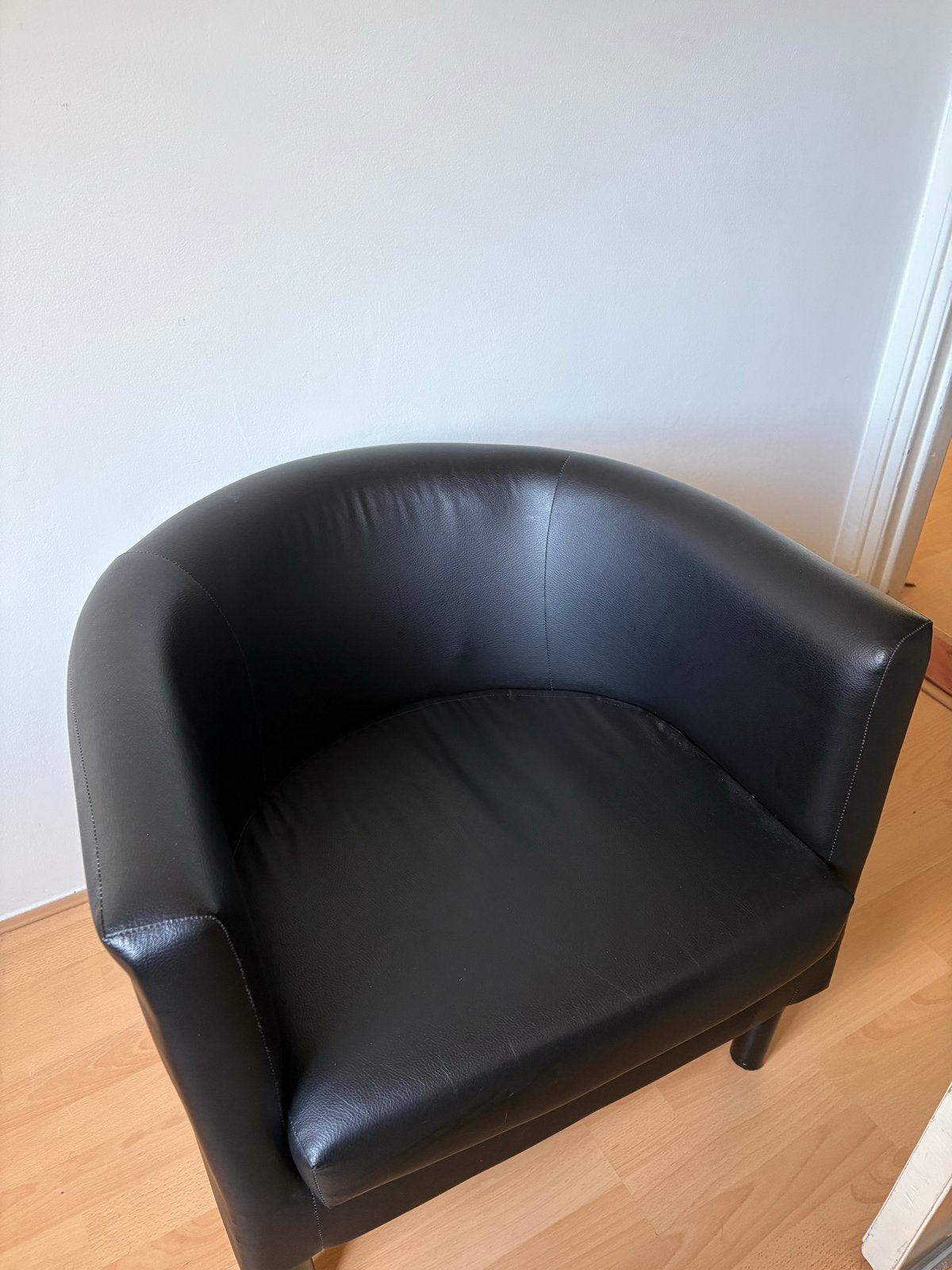 Kleine zwarte leren bank, Ophalen, Gebruikt, Eenpersoons, Rechte bank