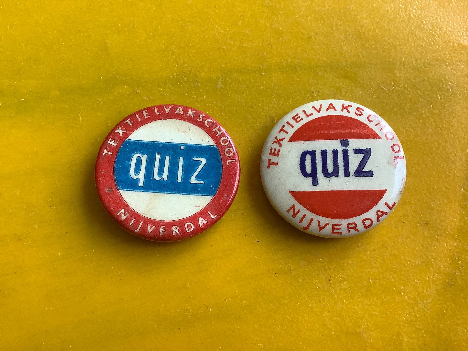 2 oude buttons textiel vakschool Nijverdal, Ophalen of Verzenden, Gebruikt, Overige onderwerpen, Button