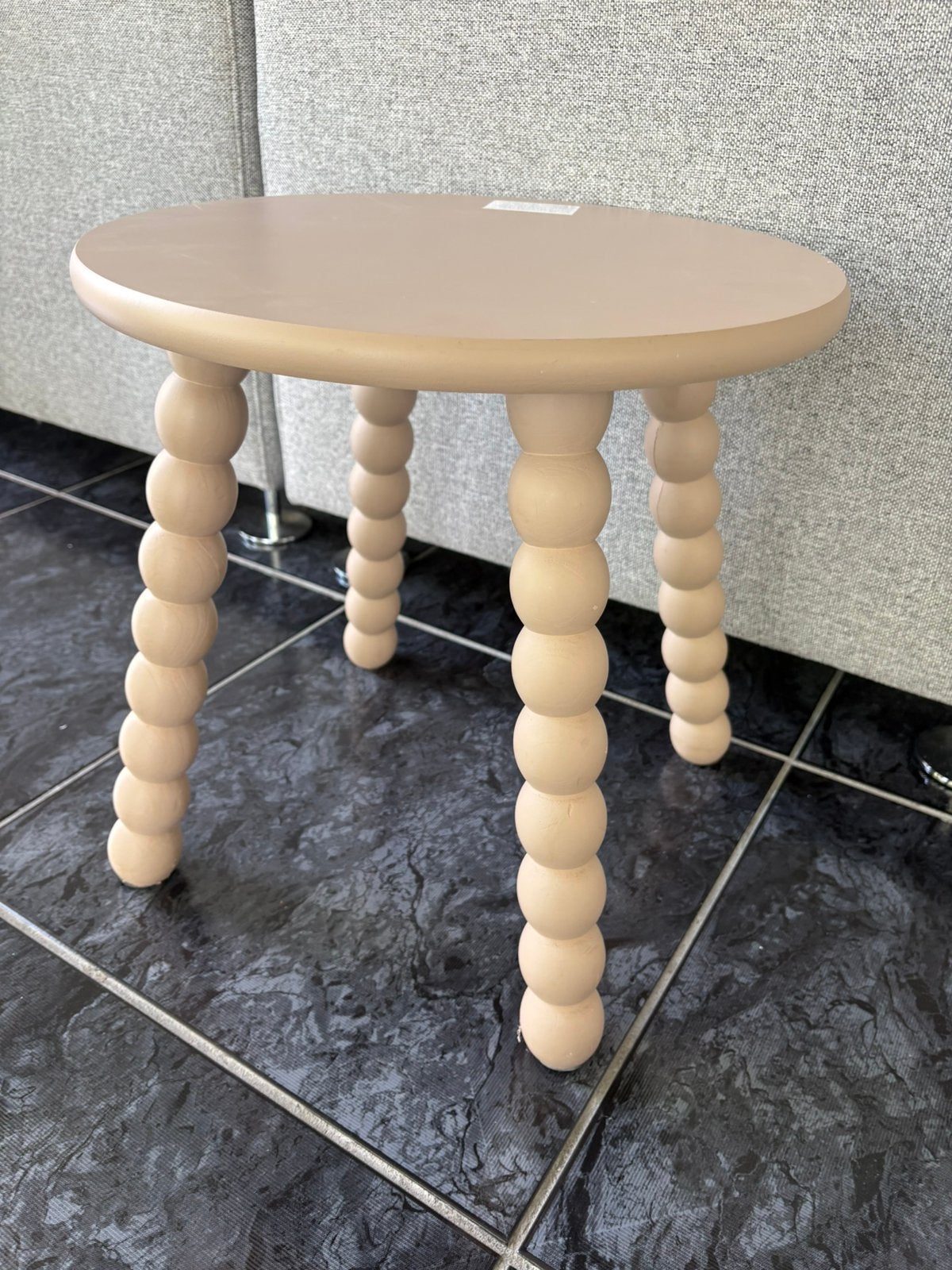 Japandi licht roze bijzettafel van Kwantum, Huis en Inrichting, Japandi, Minder dan 55 cm, Rond, Zo goed als nieuw
