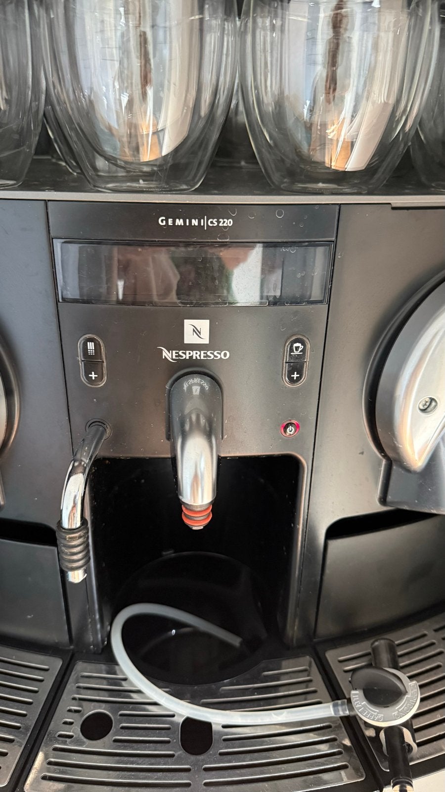 Nespresso Gemini CS 220 Pro Koffiemachine incl 2 melkkannen, Witgoed en Apparatuur, Koffiezetapparaten, Ophalen, Koffiepads en cups