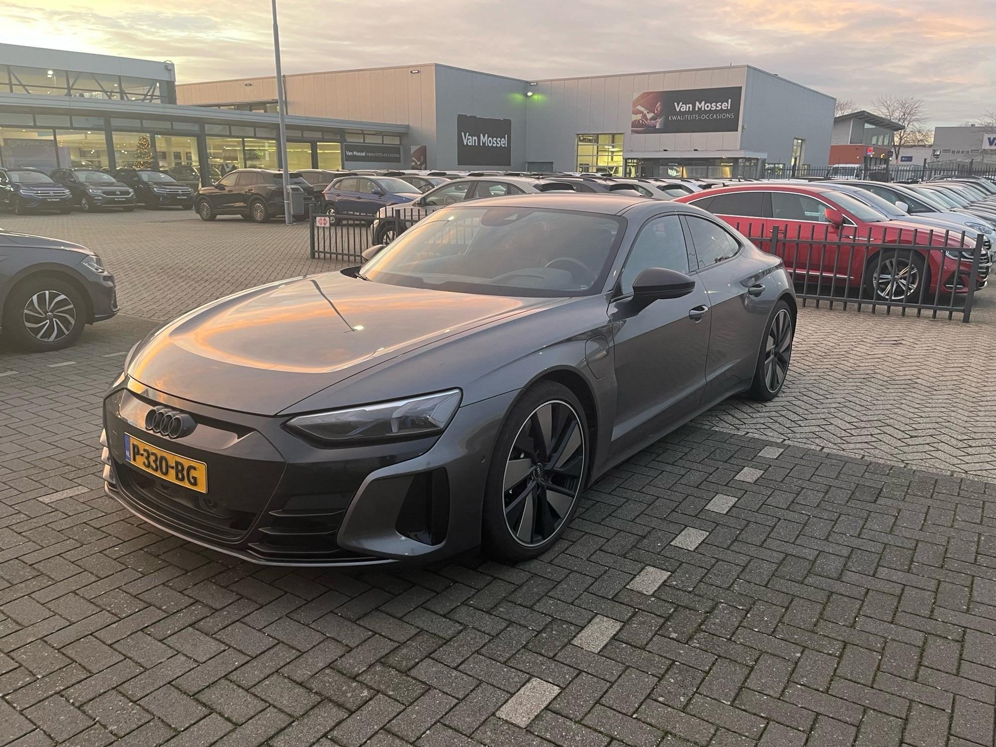 Audi e-tron GT GT 93 kWh VERWACHT | PANORAMADAK | STOELVENTI, Auto's, Automaat, 12 maanden, Gebruikt, Zwart
