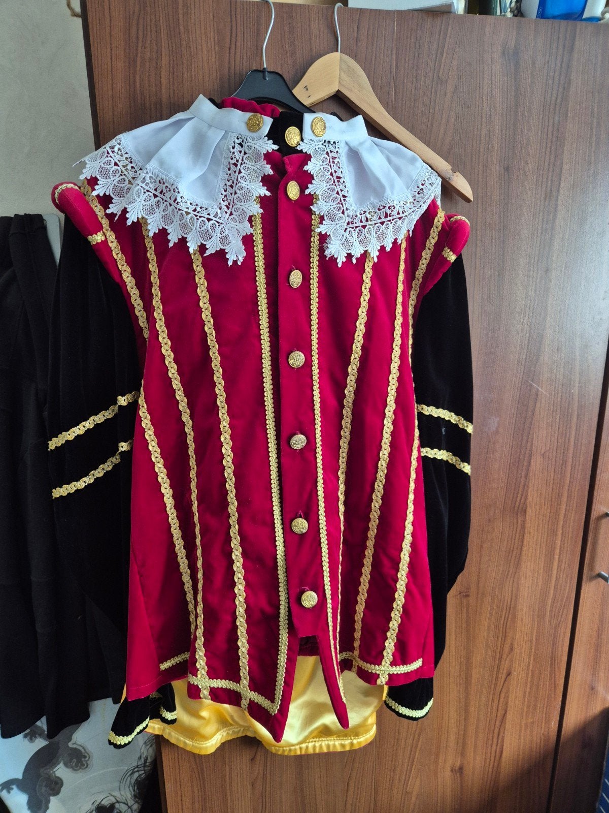 Sinterklaas Piet kostuum - Rood/Zwart met gouden details, Diversen, Ophalen, Zo goed als nieuw