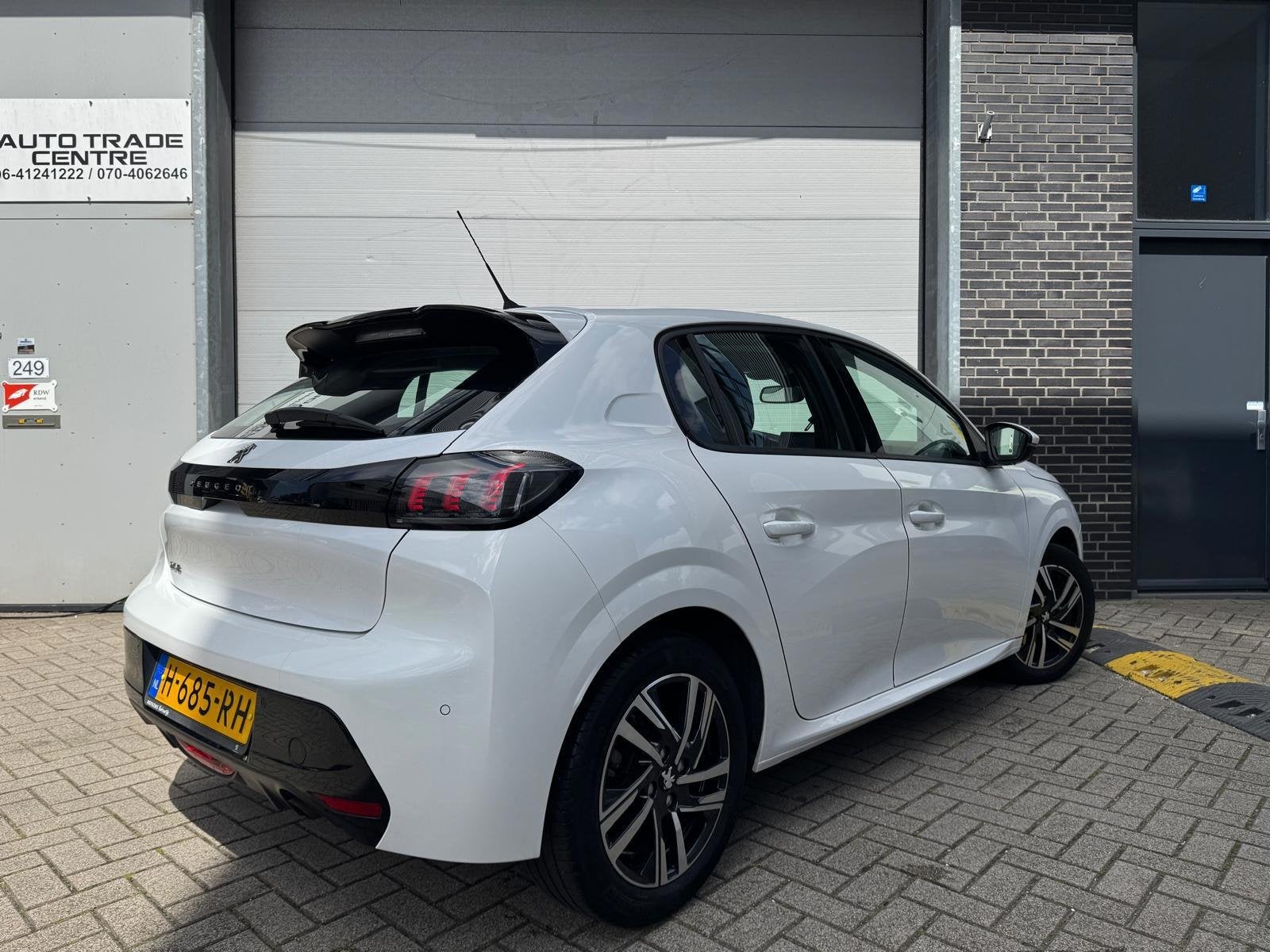 Peugeot 208 1.2 PureTech Allure [AUT | Dealer OH | Virtual |, Auto's, Peugeot, 101 pk, Gebruikt, Leder en Stof, Origineel Nederlands