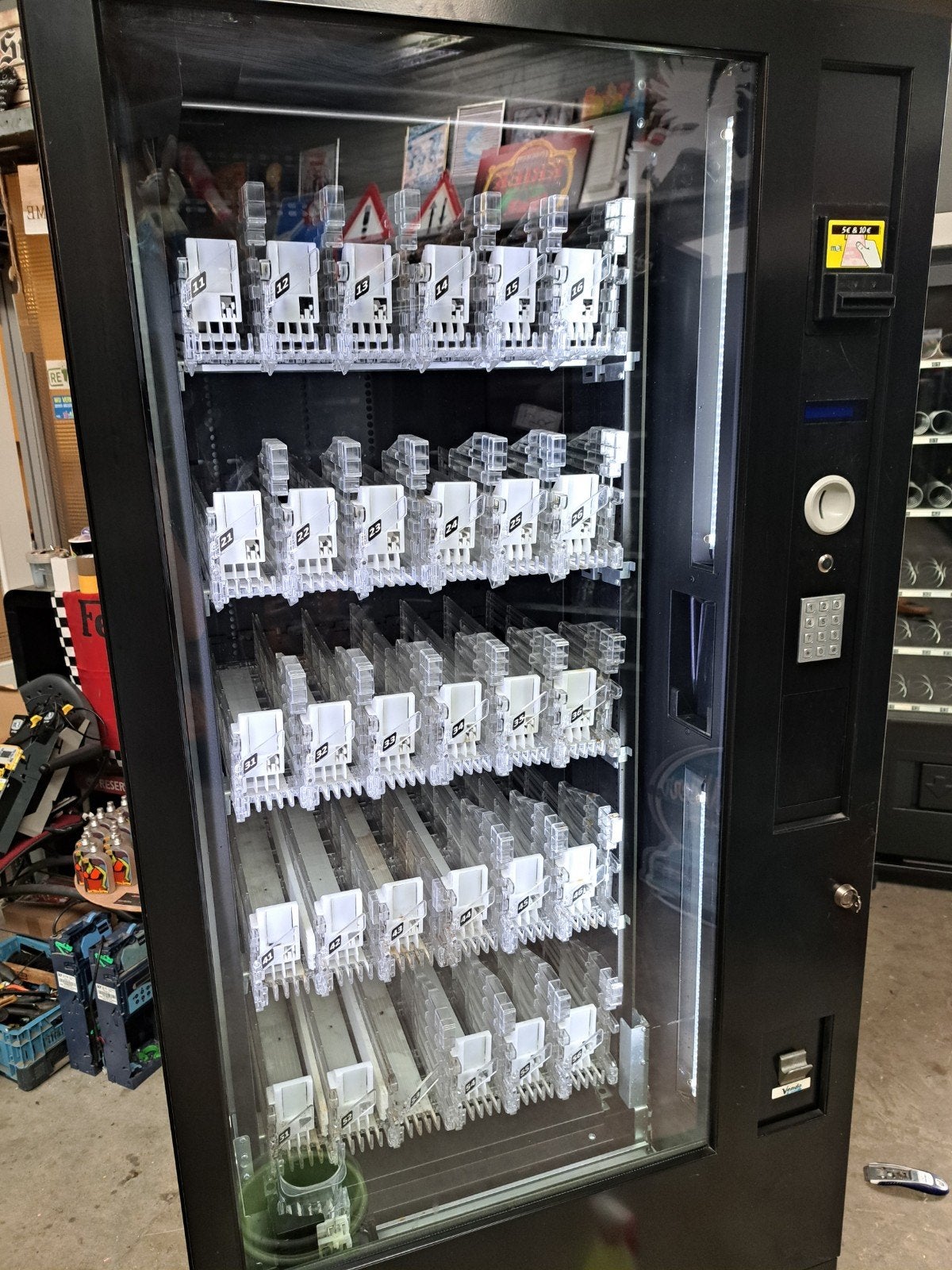 Frisdrank automaat Vendo gekoeld, Ophalen