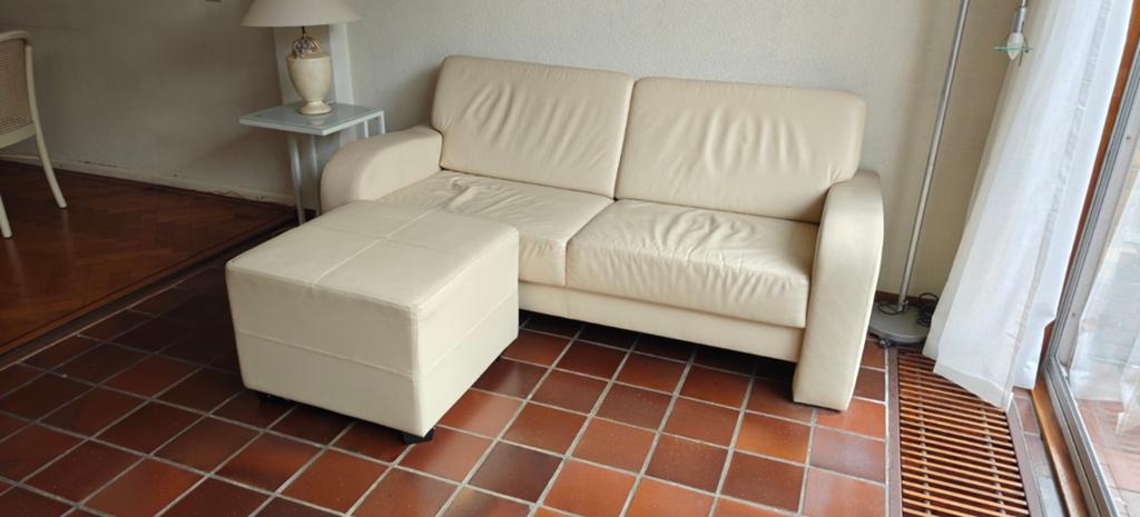 Crème wit leren tweezitsbank met hocker, Ophalen, 150 tot 200 cm, Tweepersoons, Zo goed als nieuw
