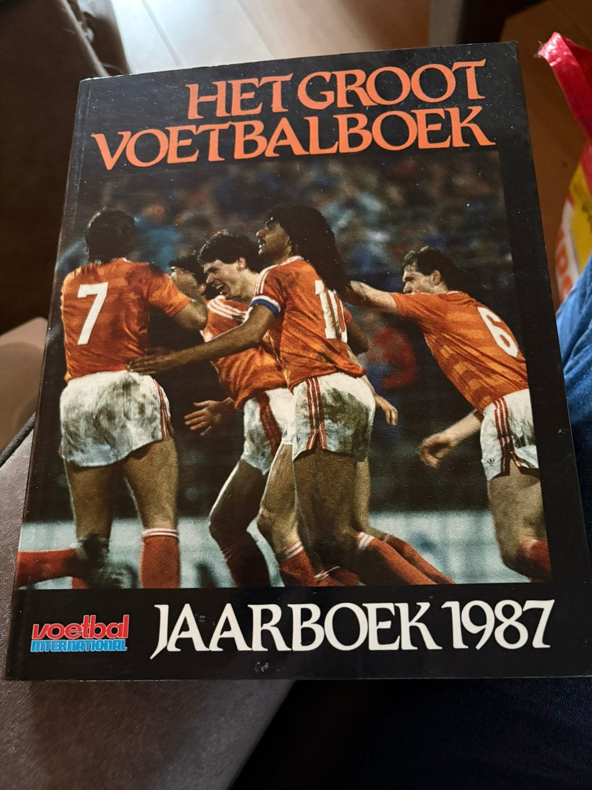 Het Groot Voetbalboek Jaarboek 1987 - Voetbal International, Ophalen of Verzenden, Gelezen, Balsport