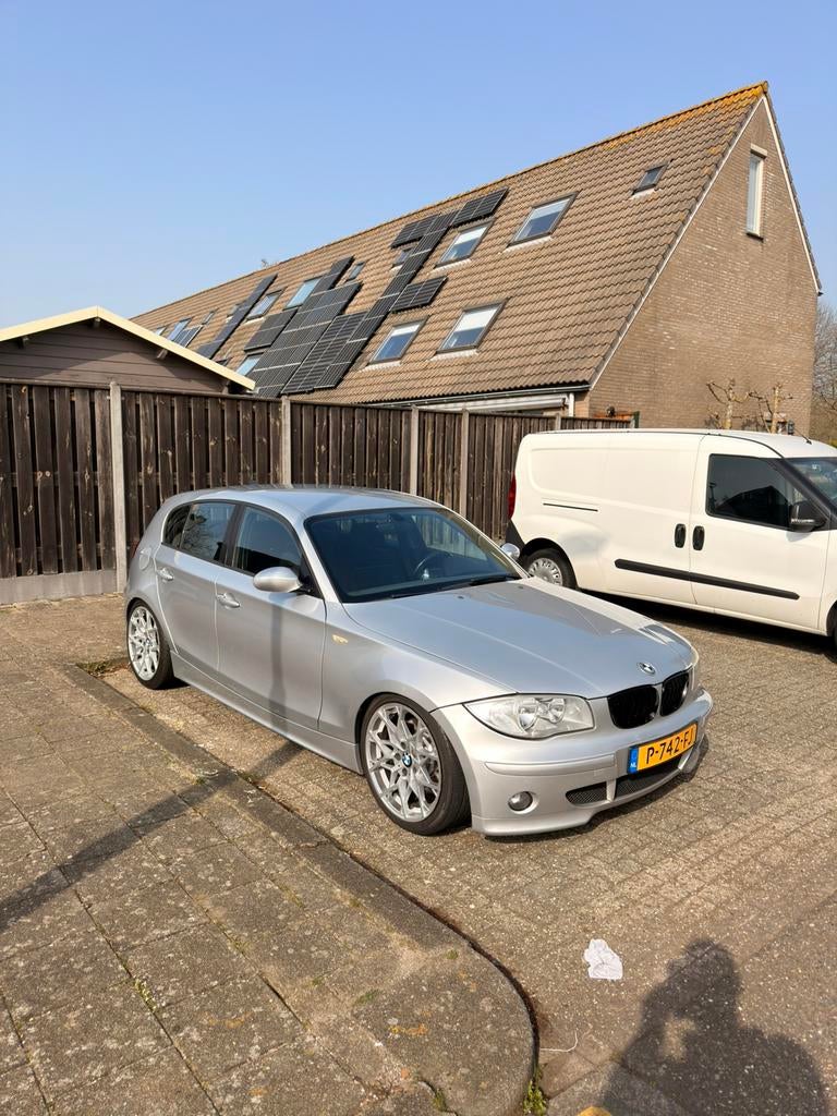 BMW 1-Serie 3.0 130I AUT 2006 Grijs, Auto's, BMW, Achterwielaandrijving, 680 kg, 2996 cc, 1200 kg