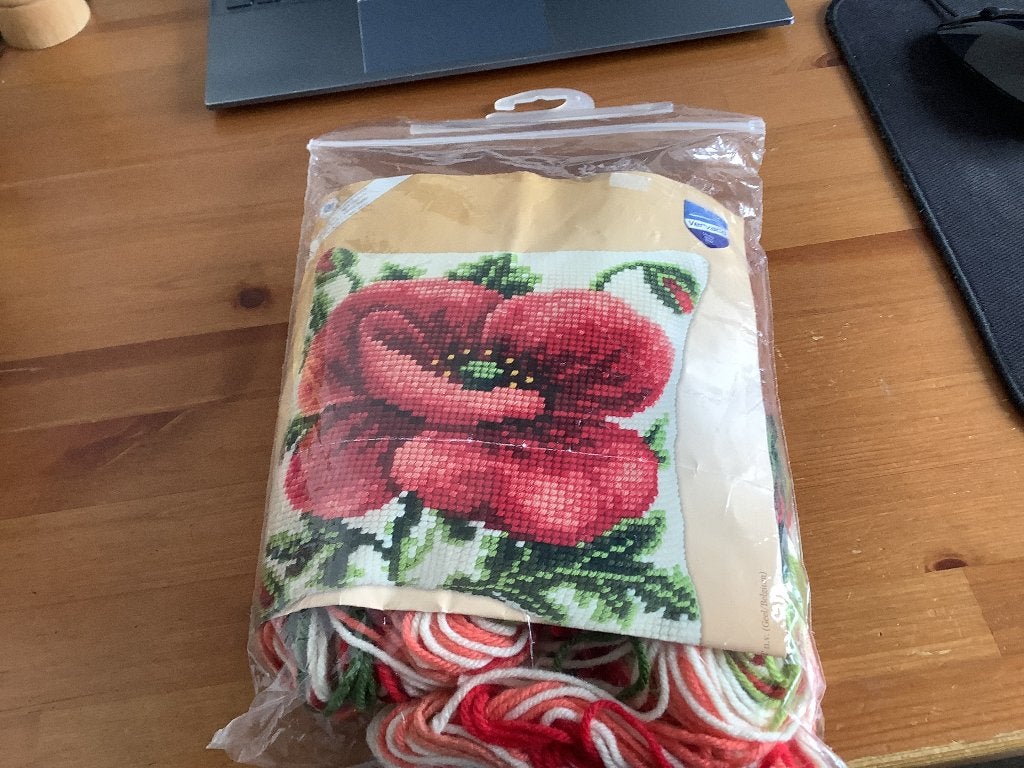 Borduurpakket Kussen klaproos, klein stukje gedaan, Hobby en Vrije tijd, Ophalen of Verzenden, Gebruikt, Handborduren, Borduurpakket