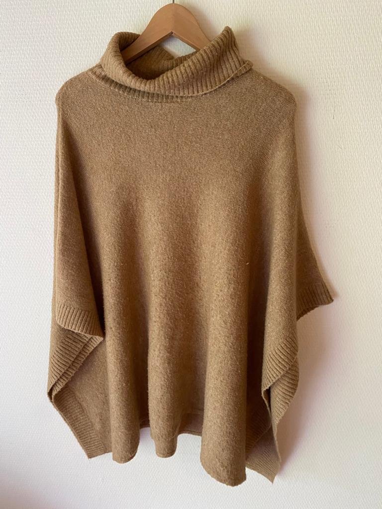 Poncho /Wijde trui met kol. .Beige, Ophalen of Verzenden, Maat 46/48 (XL) of groter, Beige