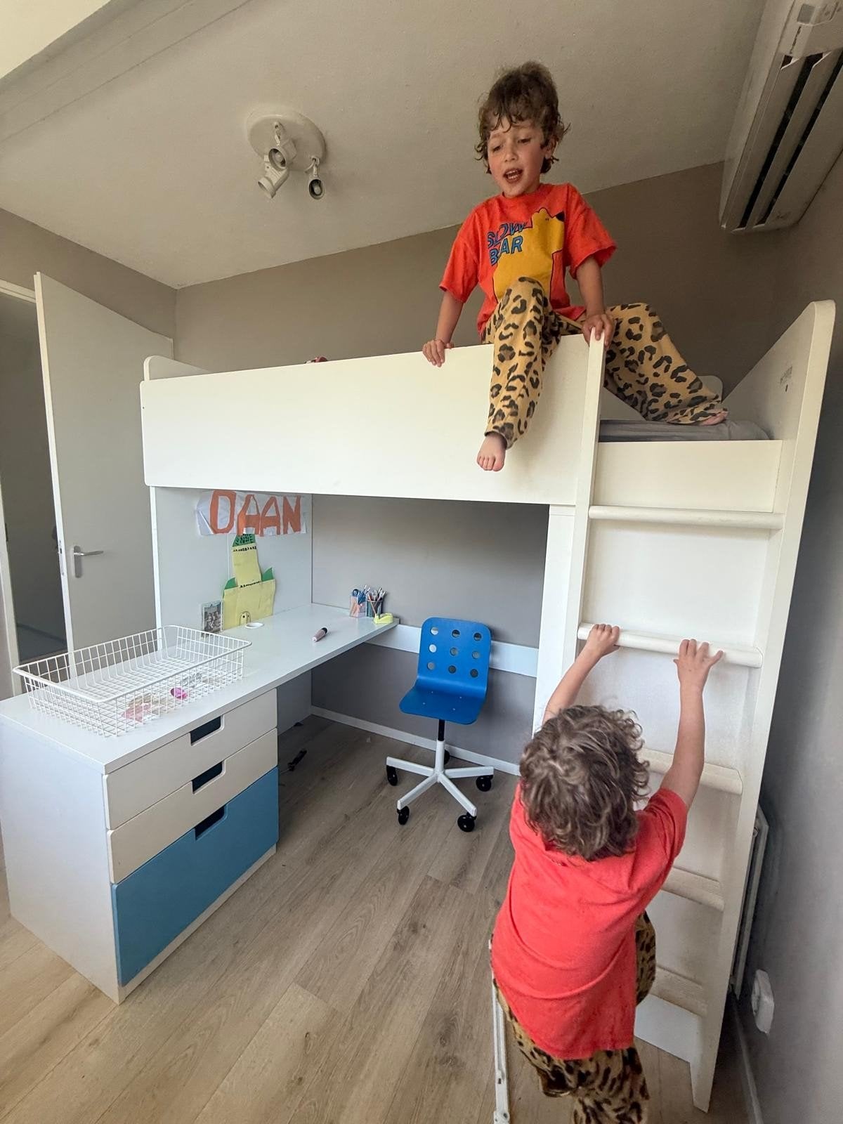 Hoogslaper met bureau en kast - Ideaal voor kleine kamers, Kinderen en Baby's, Ophalen, 85 tot 100 cm, Gebruikt, Lattenbodem