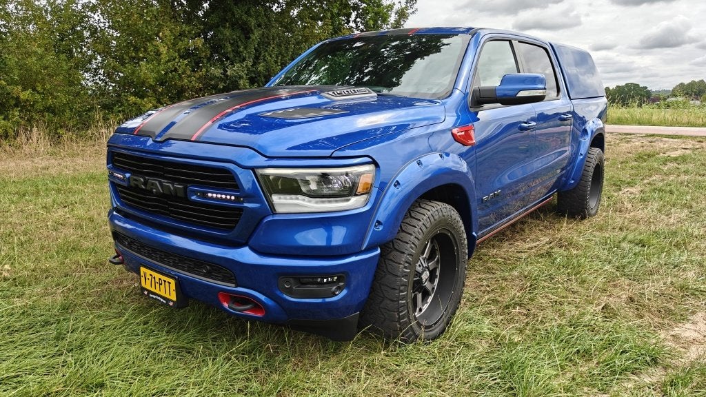 Unieke RAM 1500 Crew Cab V8 | Hardtop in Kleur | Widebody |, Auto's, Automaat, 5654 cc, Blauw, Leder