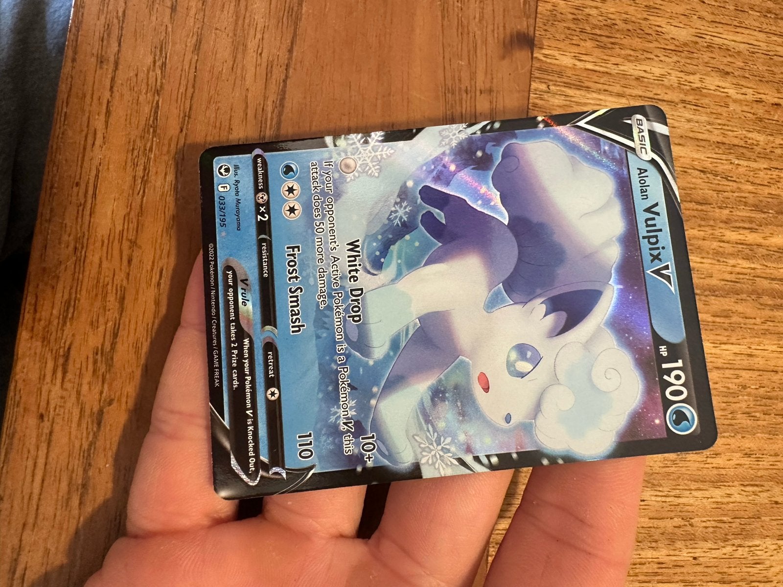 Alolan Vulpix V Pokémon Kaart - Zeldzaam en Holografisch, Ophalen of Verzenden, Zo goed als nieuw, Losse kaart, Foil