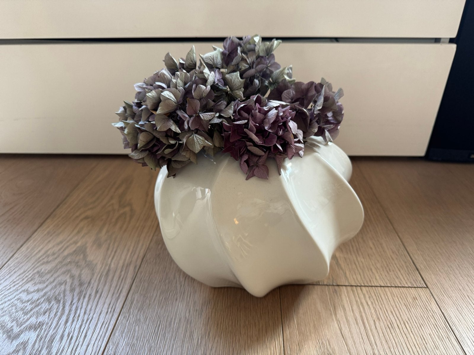 Witte keramische vaas van H&M Home, Wit, Ophalen of Verzenden, Zo goed als nieuw, Geschikt voor droogbloemen