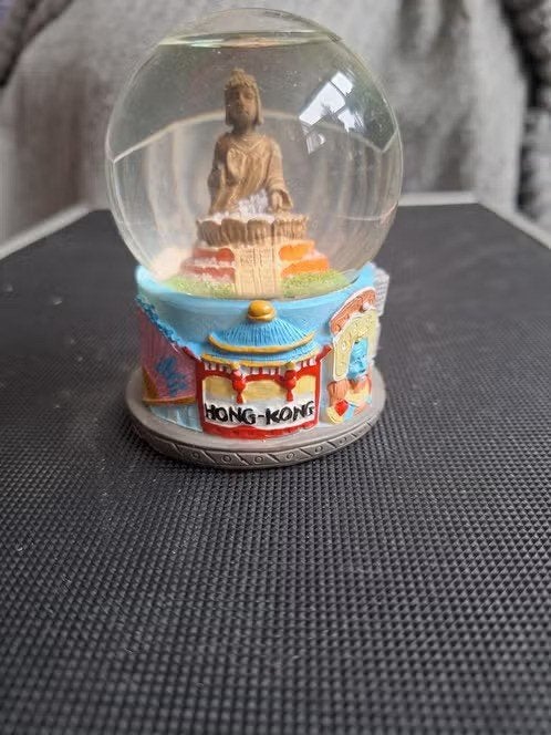 Sneeuwbol boeddha Hong Kong h, Verzamelen, Beelden en Beeldjes, Ophalen of Verzenden, Zo goed als nieuw, Religie