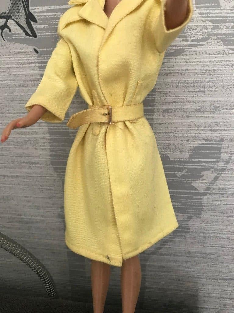 Vintage Barbie Raincoat #949, Ophalen of Verzenden, Gebruikt, Kleertjes