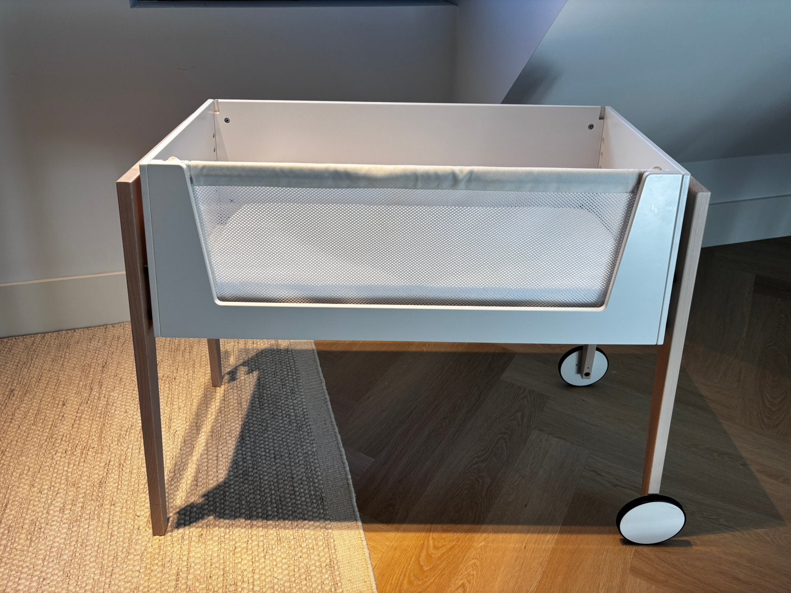 Leander Linea Co-sleeper inclusief matras, Ophalen, Zo goed als nieuw, Wieg