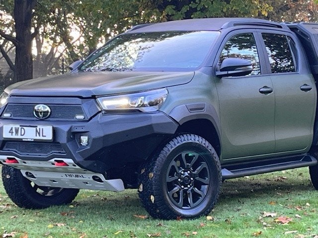 Toyota Hilux 2.8 TD AUT 5 PERS VAN LEVERING 2025 CUSTOM HUNT, Auto's, Toyota, Automaat, Gebruikt, Zwart, 4 cilinders