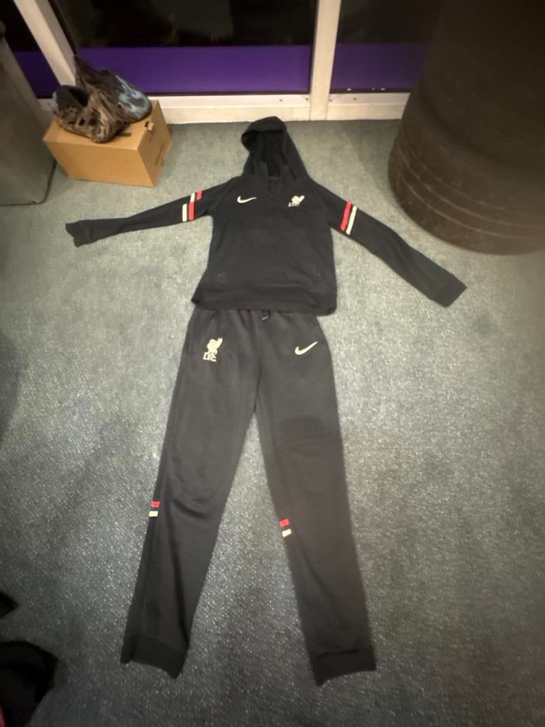 Nike Liverpool Trainingspak - kinder maat M cm137 tm 145, Zwart, Overige maten, Ophalen of Verzenden, Voetbal