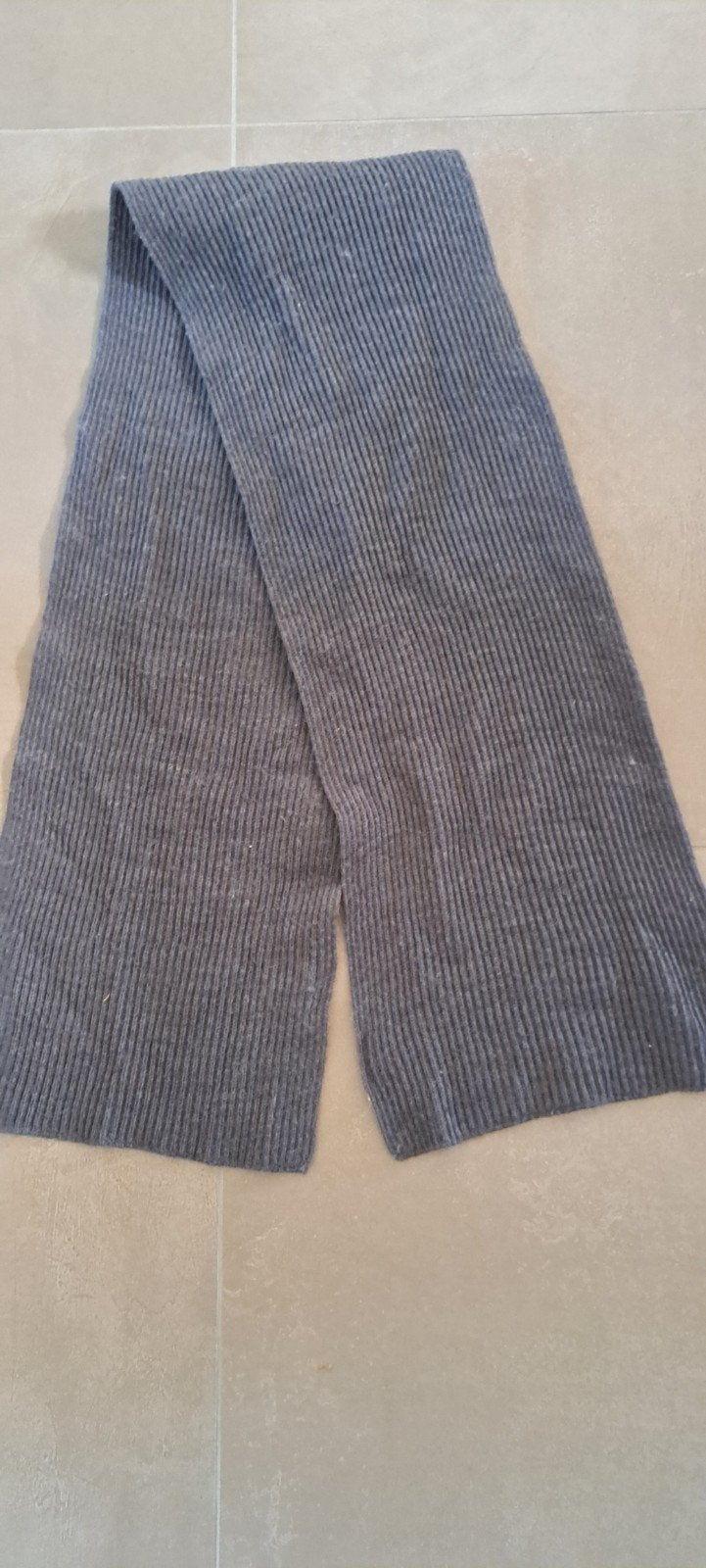 Donkergrijze HEMA sjaal - 100% acryl, Kleding | Dames, HEMA, Ophalen of Verzenden, Nieuw, Sjaal