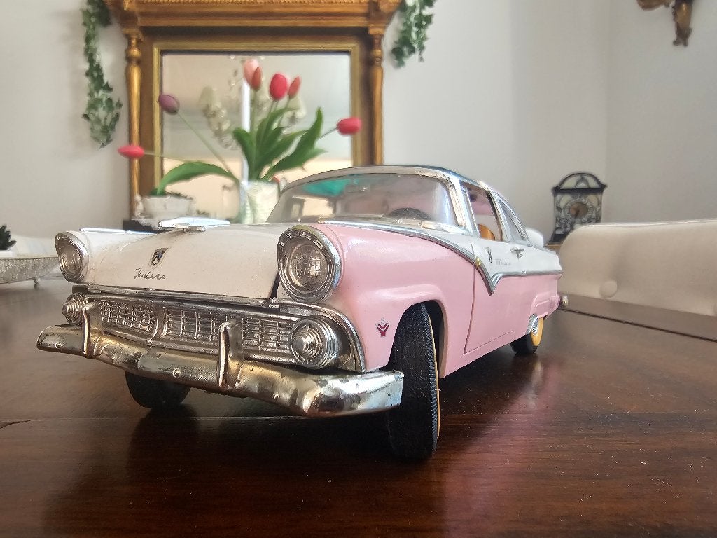 Ford Fairlane Crown Victoria 1955 Pink/White – 1:18, Hobby en Vrije tijd, Modelauto's | 1:18, Ophalen of Verzenden, Zo goed als nieuw