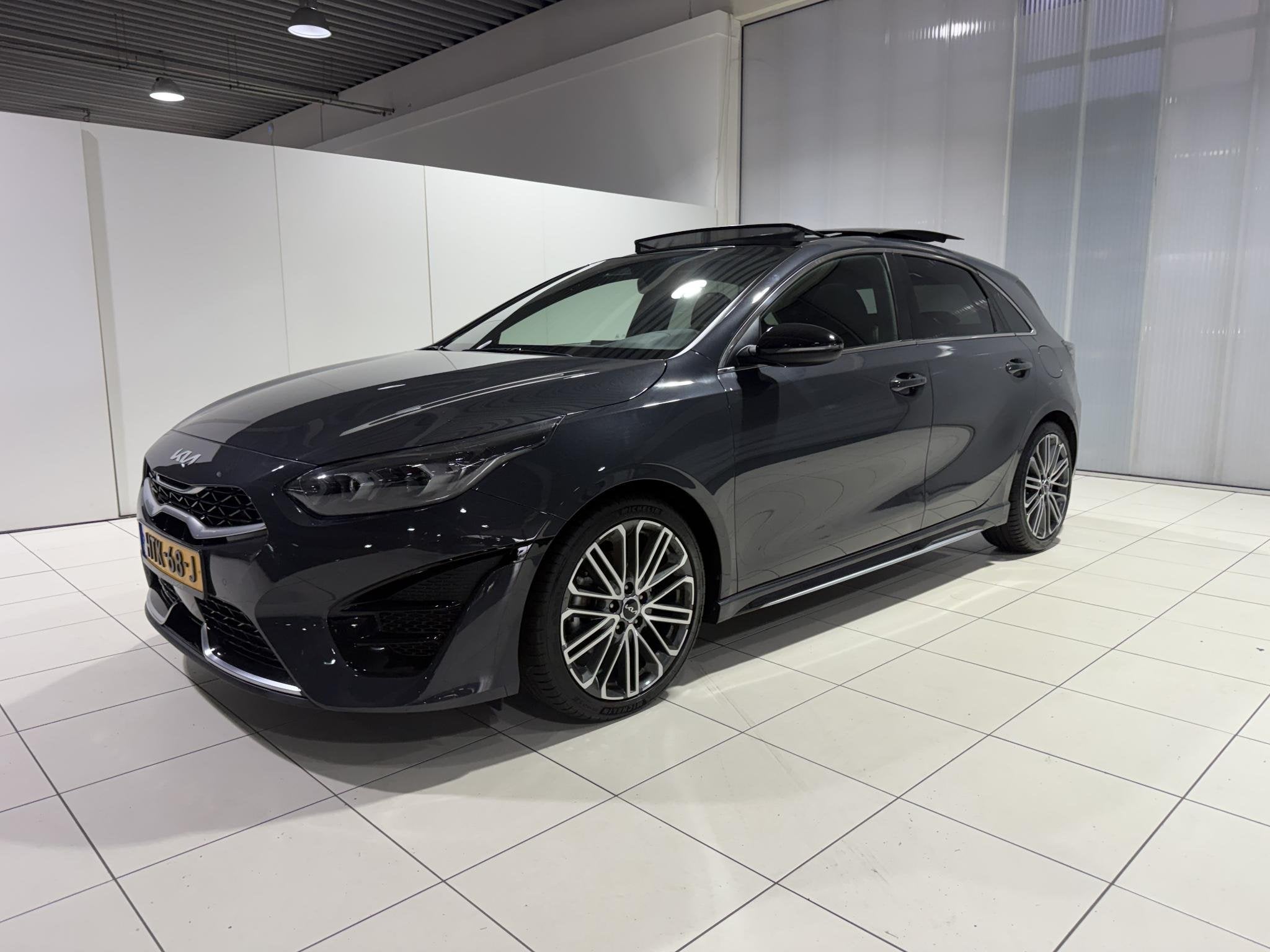 Kia Ceed 1.5 T-GDi GT-PlusLine AUTOMAAT, Schuif kantel dak,, Auto's, Gebruikt, Euro 6, 4 cilinders, Lichtsensor