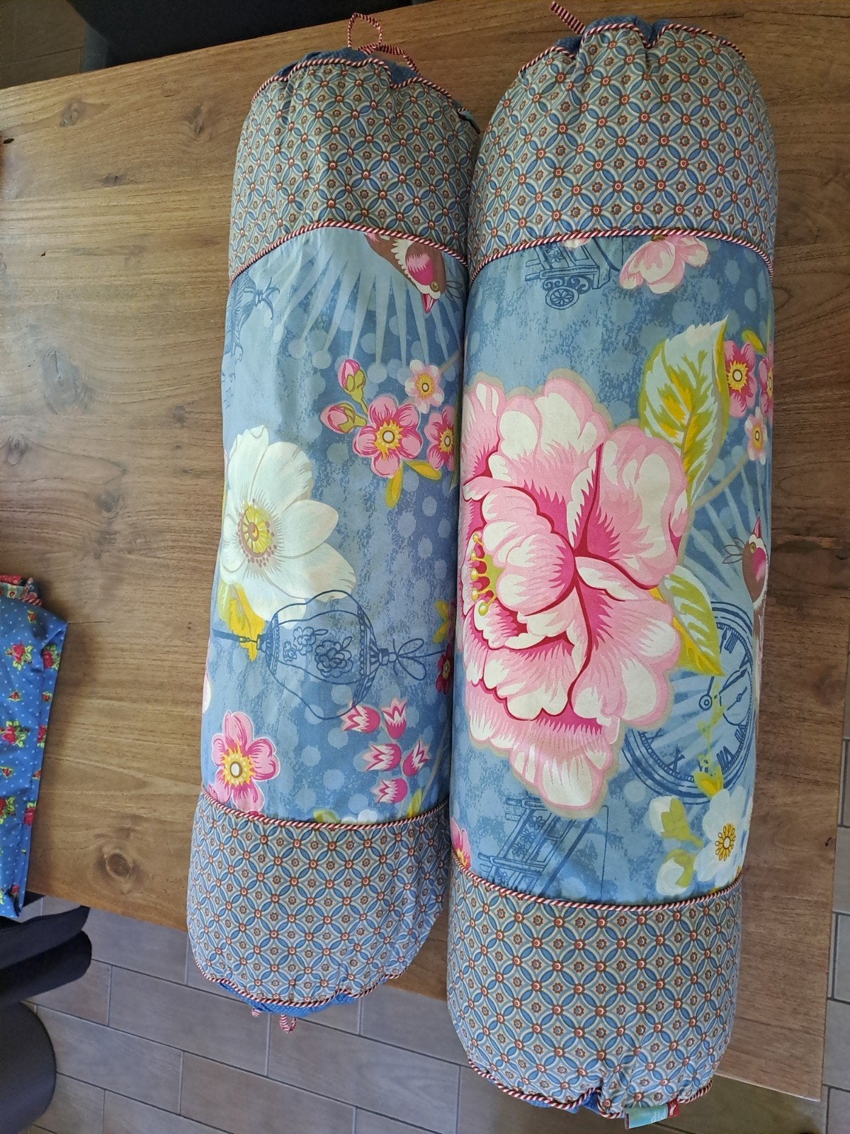 2 vrolijke Pip Studio rolkussens - lichtblauw, 75 cm, Ophalen of Verzenden