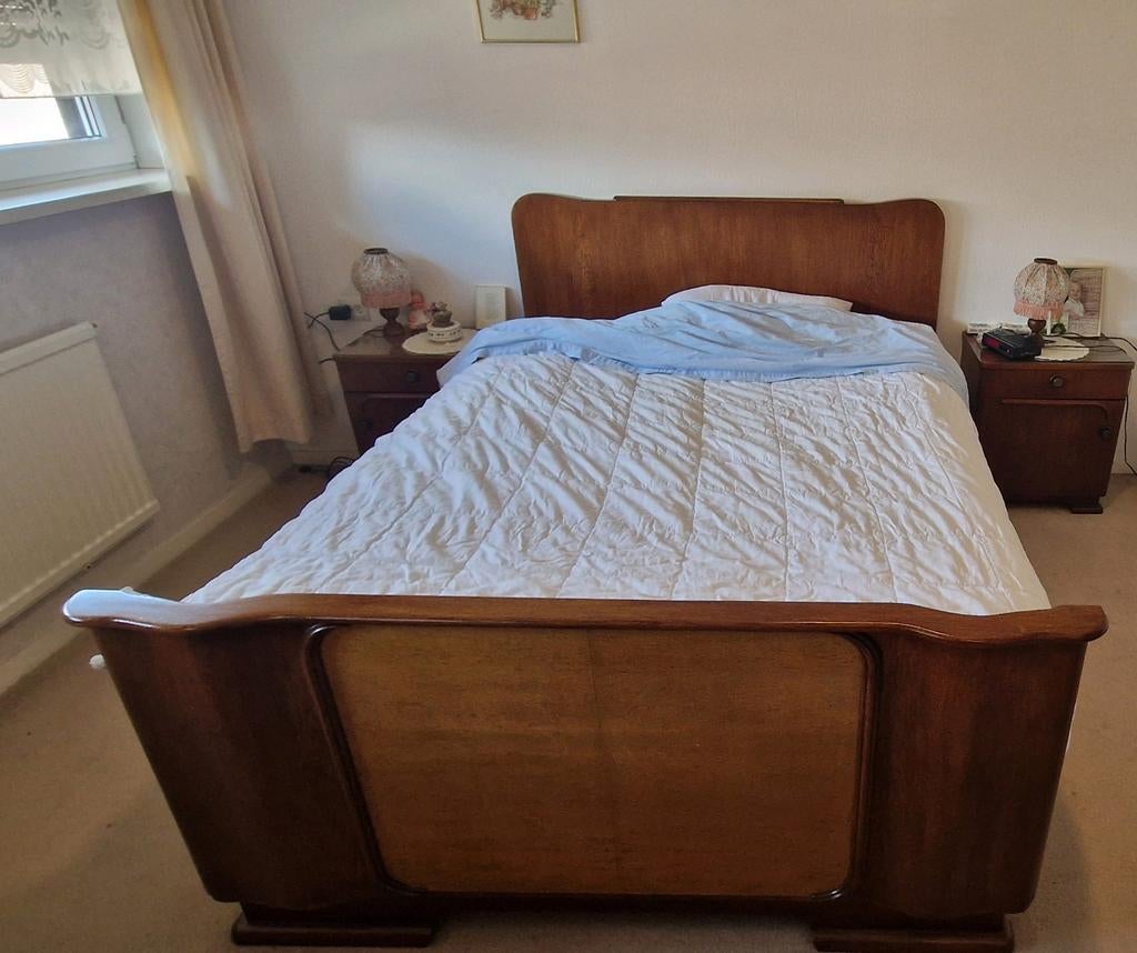 ZEER MOOI ANTIEK BEWERKT BED MET SPIRAAL BODEM
AFMETING
LENG, Ophalen, Bruin, Zo goed als nieuw, Twijfelaar