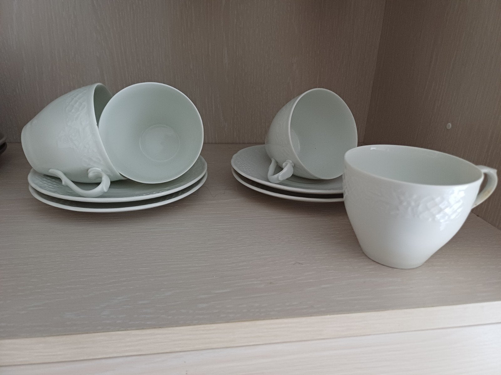 Witte porseleinen kopjes en schotels - 4 sets, Ophalen, Overige merken, Zo goed als nieuw, Modern