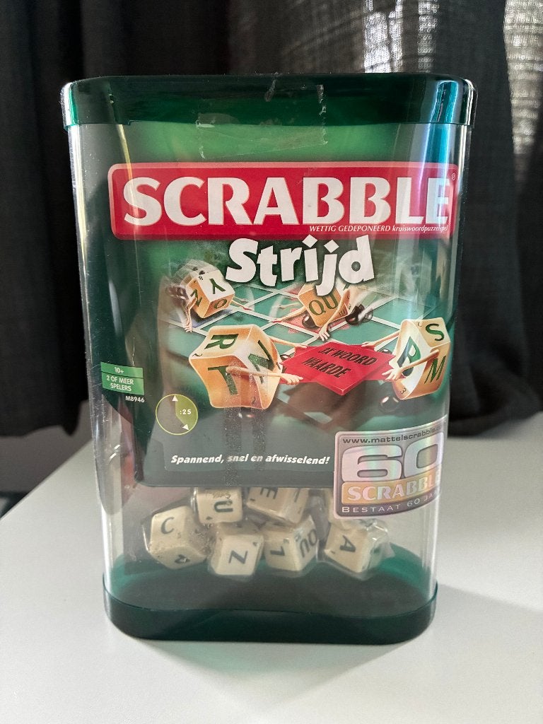 Scrabble strijd, Hobby en Vrije tijd, Gezelschapsspellen | Bordspellen, Mattel, Nieuw, Ophalen of Verzenden, Vijf spelers of meer
