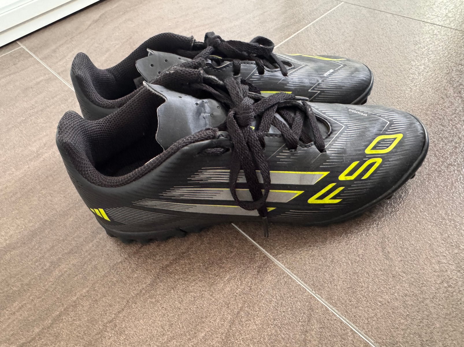 Adidas F50 voetbalschoenen maat 36, Maat XS of kleiner, Ophalen of Verzenden, Zo goed als nieuw, Schoenen
