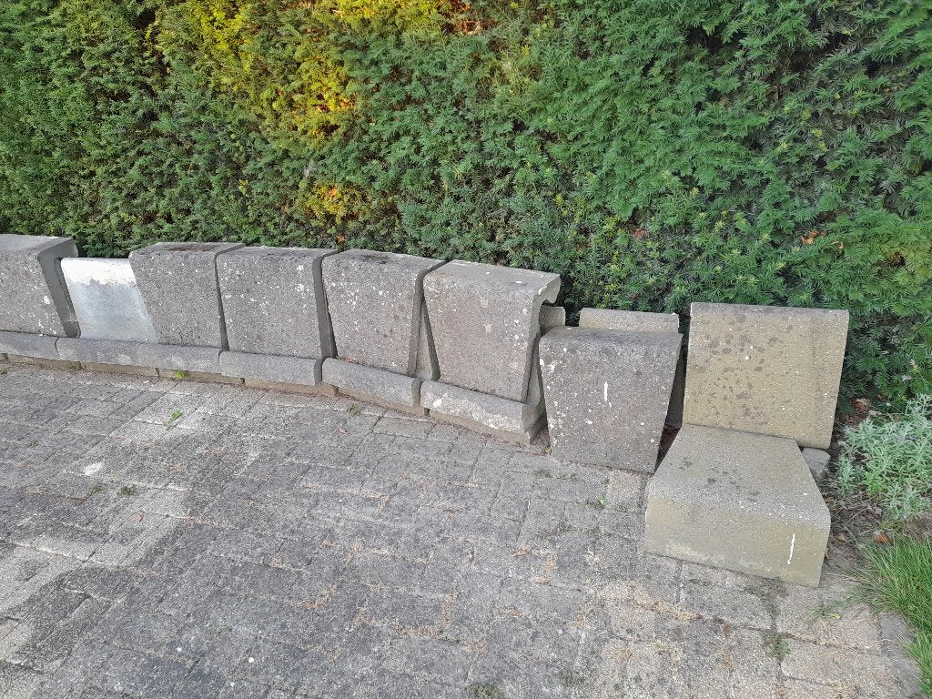 Gratis af te halen: circa 34 gebruikte betonnen L-elementen, Tuin en Terras, Bielzen en Borders, Ophalen, Gebruikt, 25 tot 50 cm