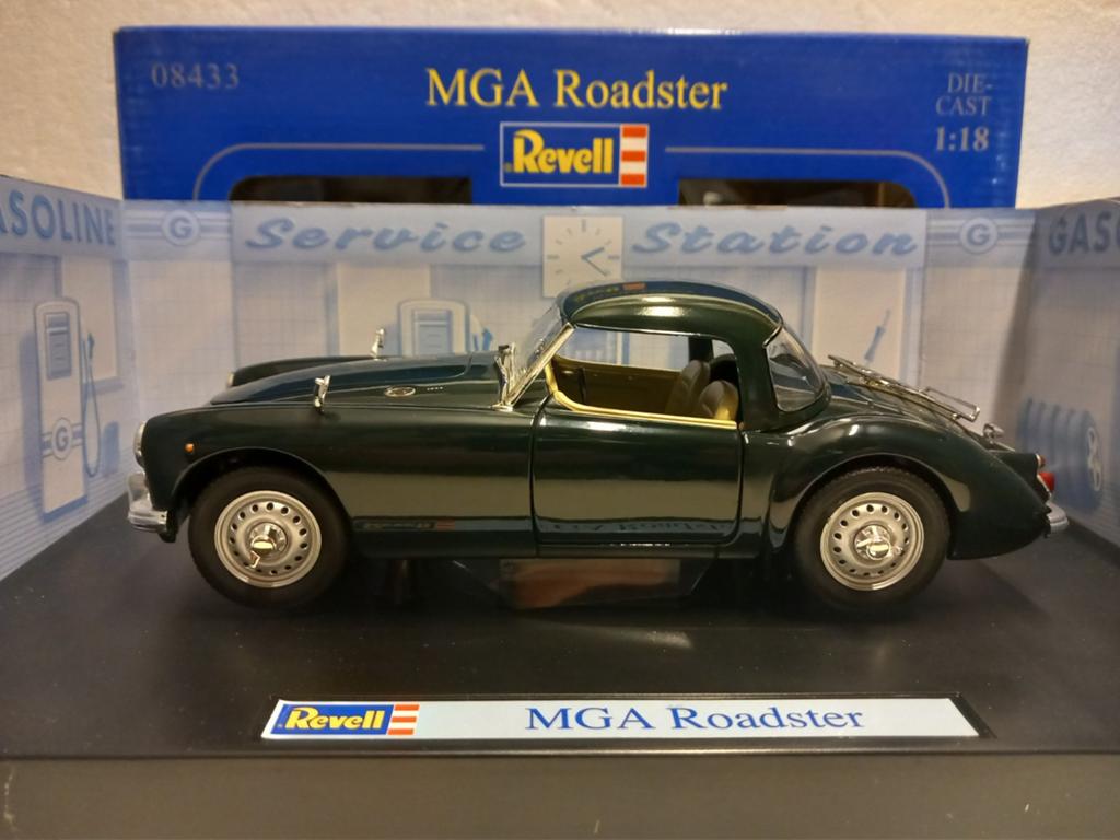 MGA 1600 Roadster dark green Revell metal 1:18 KRD, Ophalen of Verzenden, Zo goed als nieuw, Auto, Revell