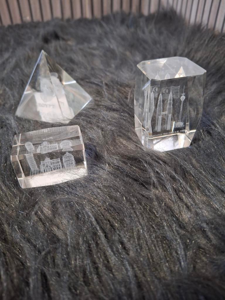 Set van 3 kristallen souvenirs: Egypte, Maleisië, Dubai, Antiek en Kunst, Antiek | Glas en Kristal, Ophalen of Verzenden