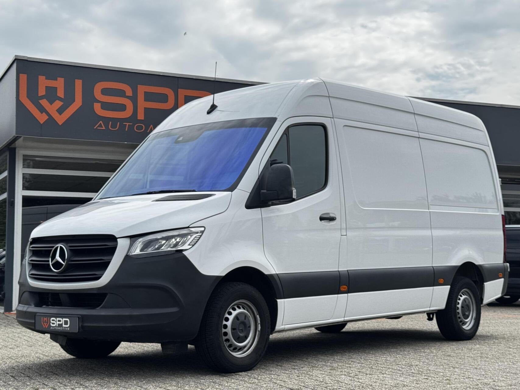 Mercedes Sprinter bestel 317 1.9CDI L2H2 RWD|LED|Leer|Camera, Achterwielaandrijving, Gebruikt, 4 cilinders, 2000 kg