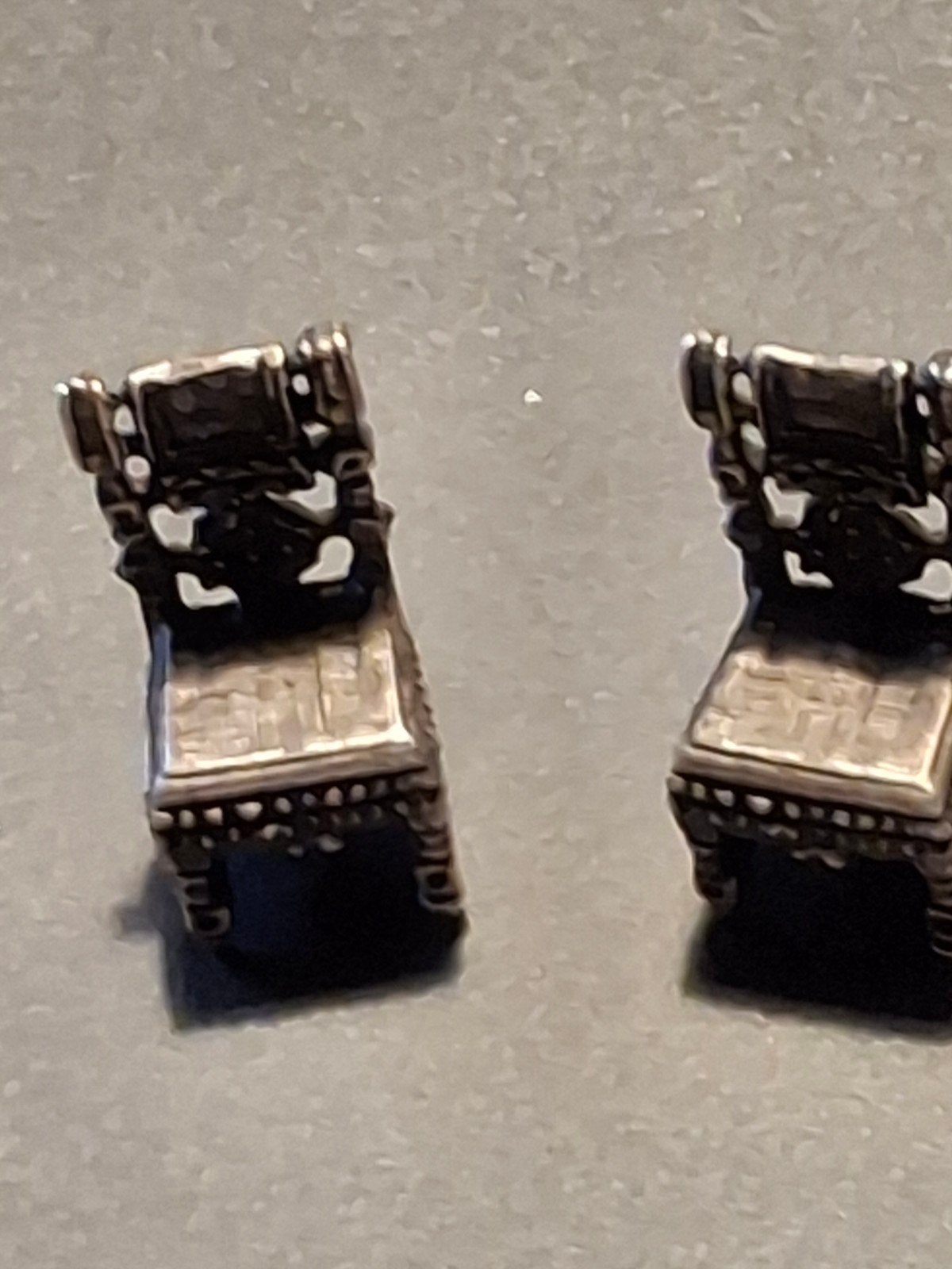 2 zilveren  miniatuur  stoeltjes massief, Antiek en Kunst, Ophalen of Verzenden