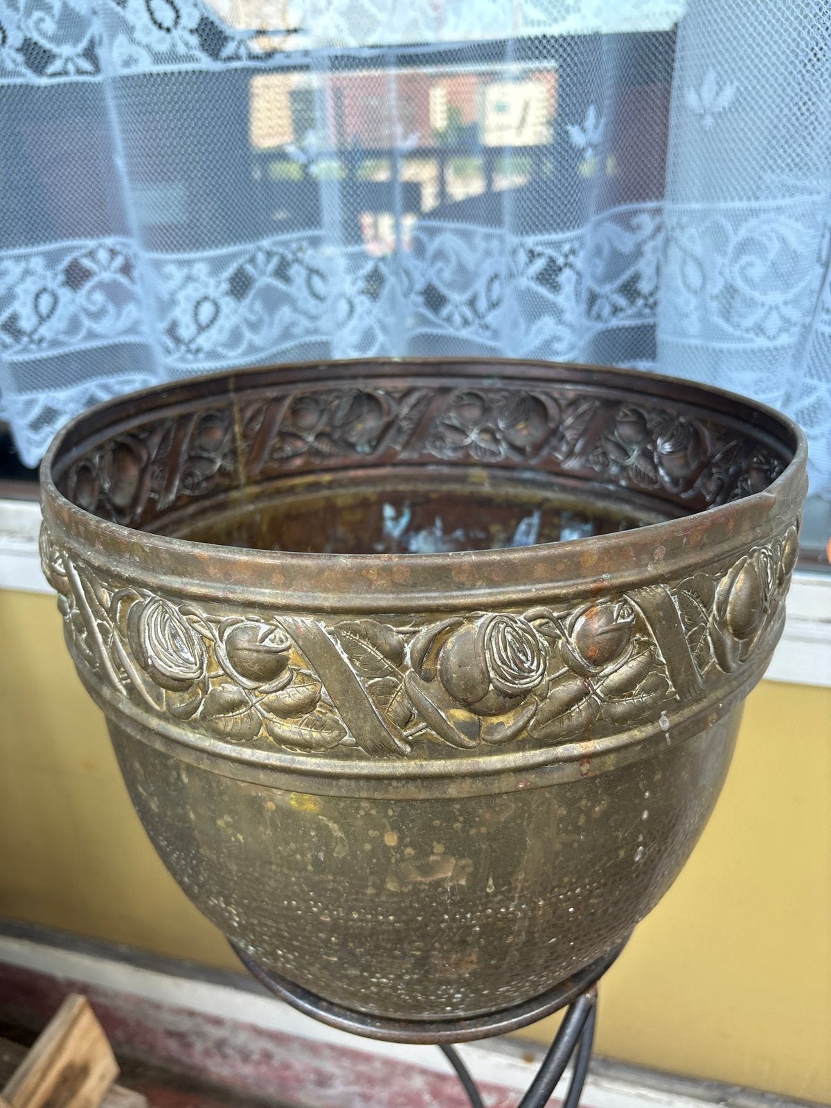 Antieke Koperen Bloempot met Rozenreliëf, Antiek en Kunst, Ophalen of Verzenden, Koper