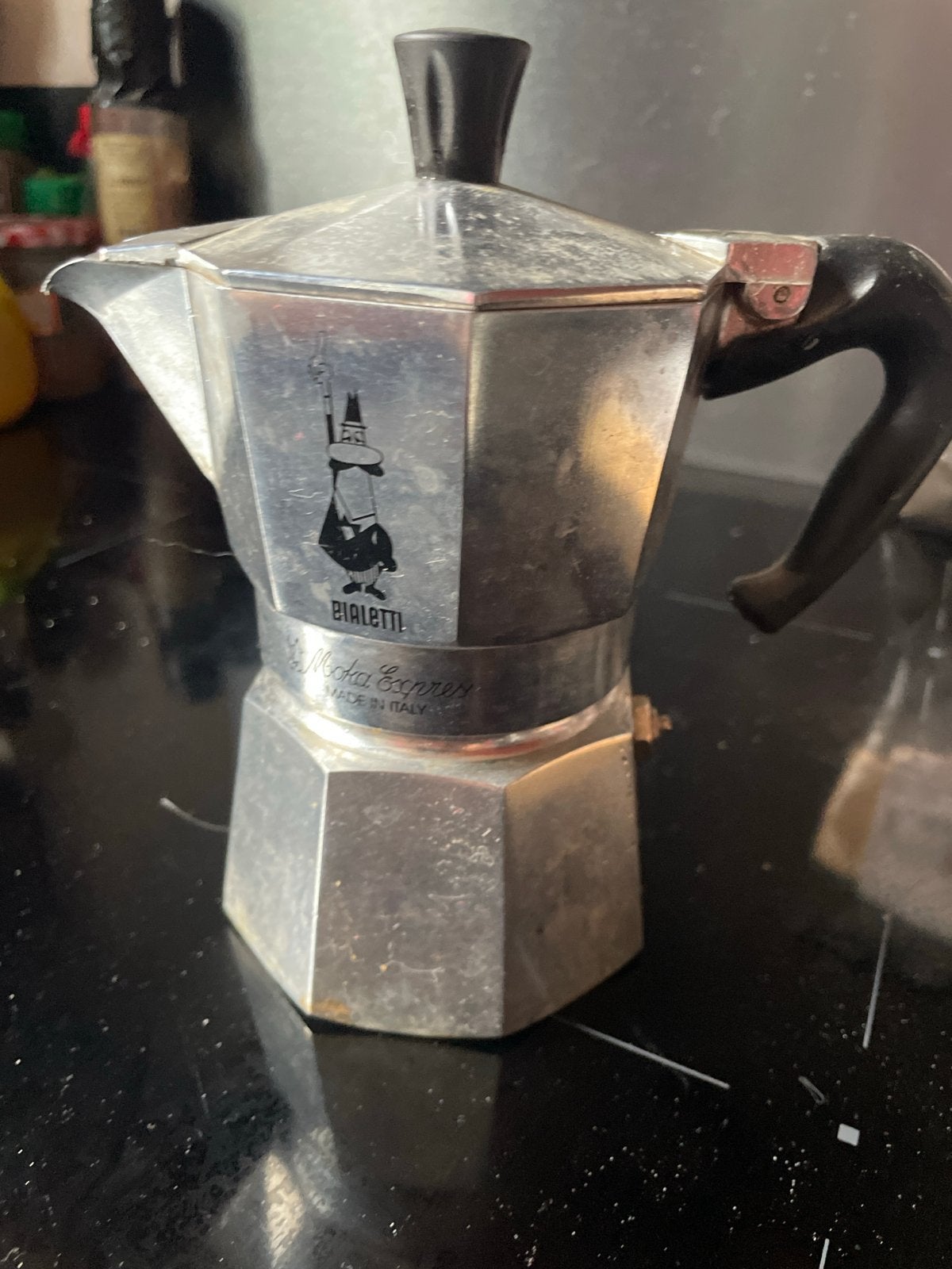 Bialetti Moka Express - Klassieke Italiaanse Koffiepot, Gebruikt, Espresso apparaat, Gemalen koffie, Ophalen of Verzenden