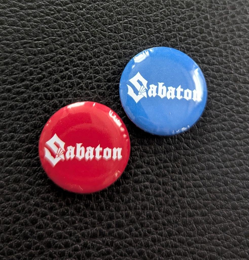 Sabaton – 25 mm button – Rood, Blauw, Ophalen of Verzenden, Nieuw, Overige typen