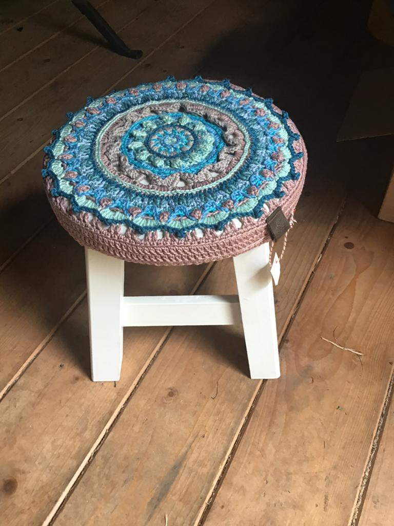 Houten krukje met mandela motief kussen, Huis en Inrichting, Krukjes, Ophalen of Verzenden, Nieuw, Hout