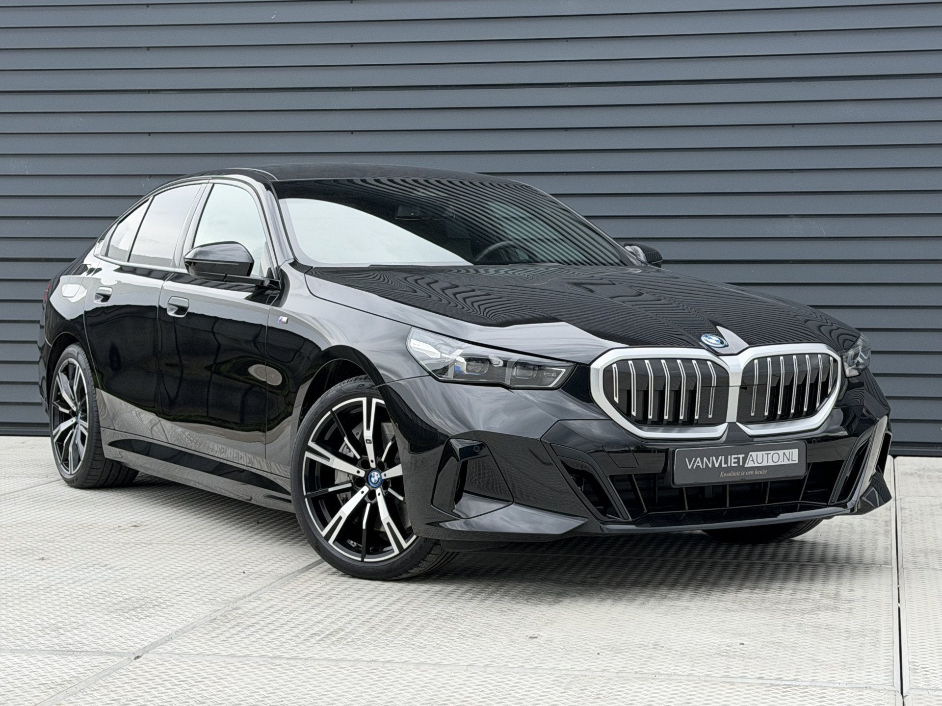 BMW 5 Serie 550e xDrive M SPORT | Achteras besturing | Leder, Auto's, Automaat, Gebruikt, 138 €/maand, Zwart