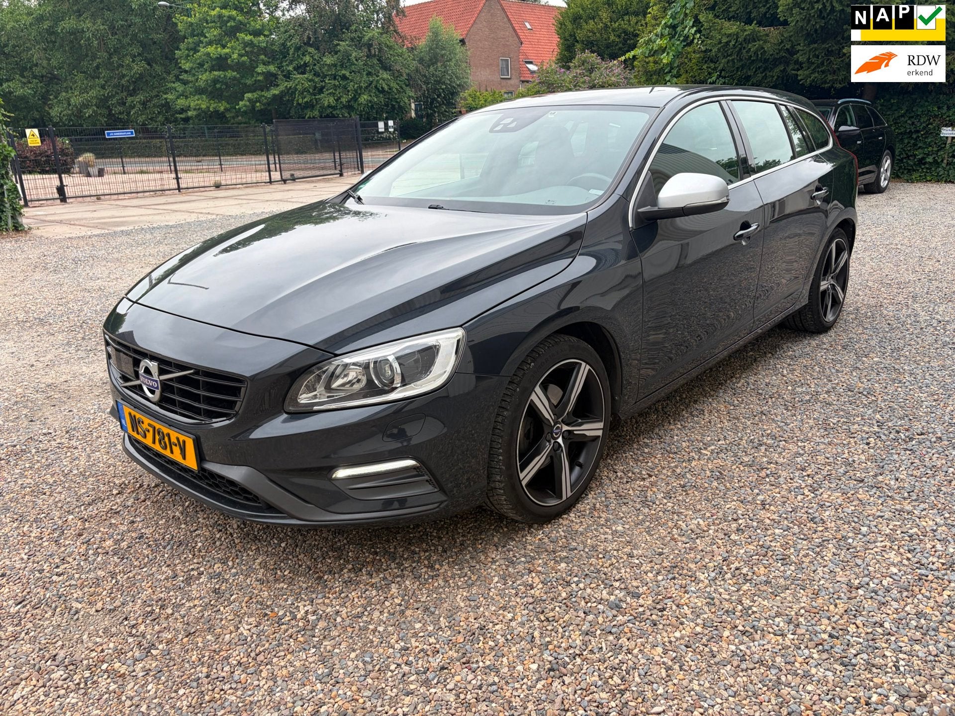 Volvo V60 2.0 T3 R-Design Dealer OH. Veel opt. ! NAP. FULL, Gebruikt, 4 cilinders, 1969 cc, Origineel Nederlands