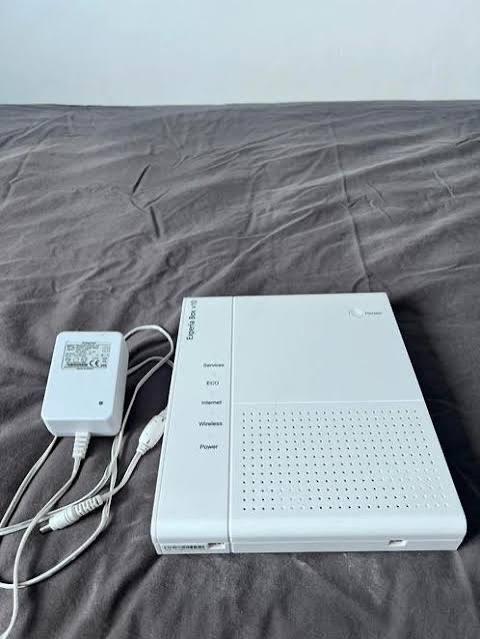 Experiabox V10 Router met adapter, Ophalen of Verzenden, Nieuw, Router met modem