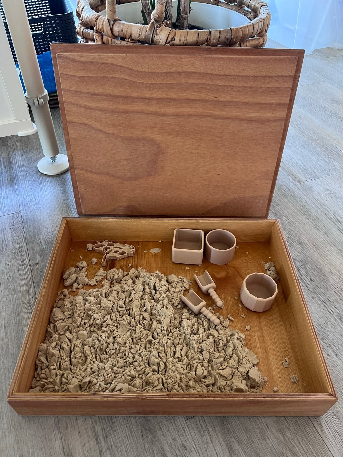 Houten zandbak met kinetisch zand en accessoires Grenn, Ophalen, Zo goed als nieuw, Jongen of Meisje