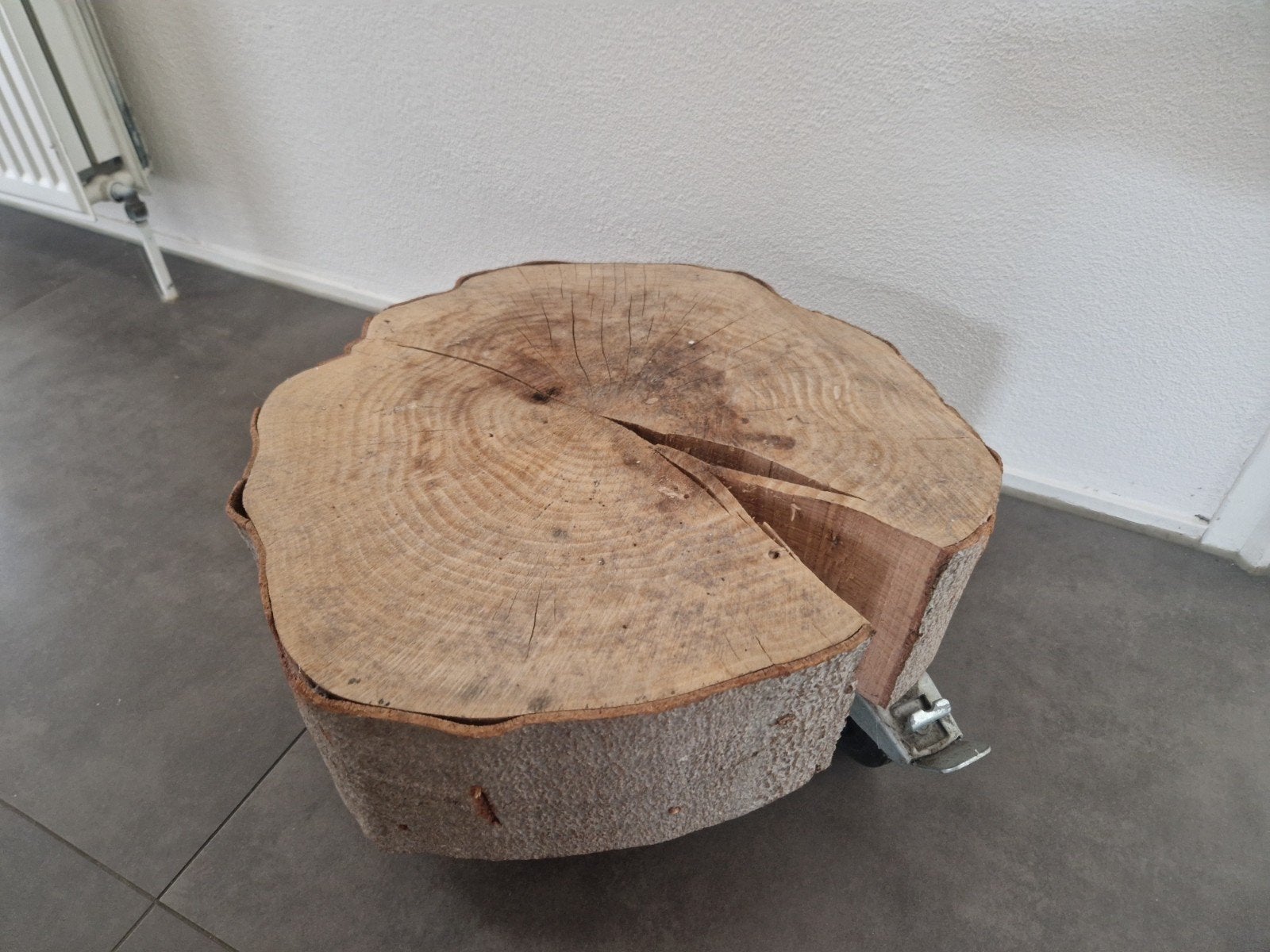 Unieke boomstamtafel op zwenkwielen, Ophalen, Minder dan 45 cm, Gebruikt, 55 tot 75 cm