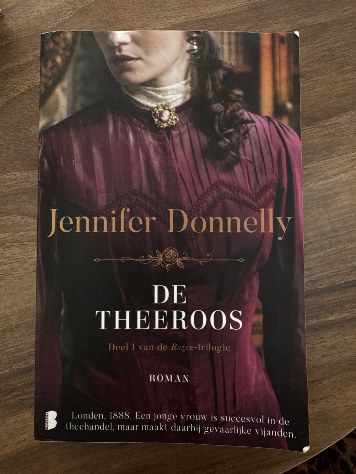 De Theeroos - Jennifer Donnelly (Deel 1 Rozen-trilogie), Ophalen of Verzenden, Gelezen, Nederland