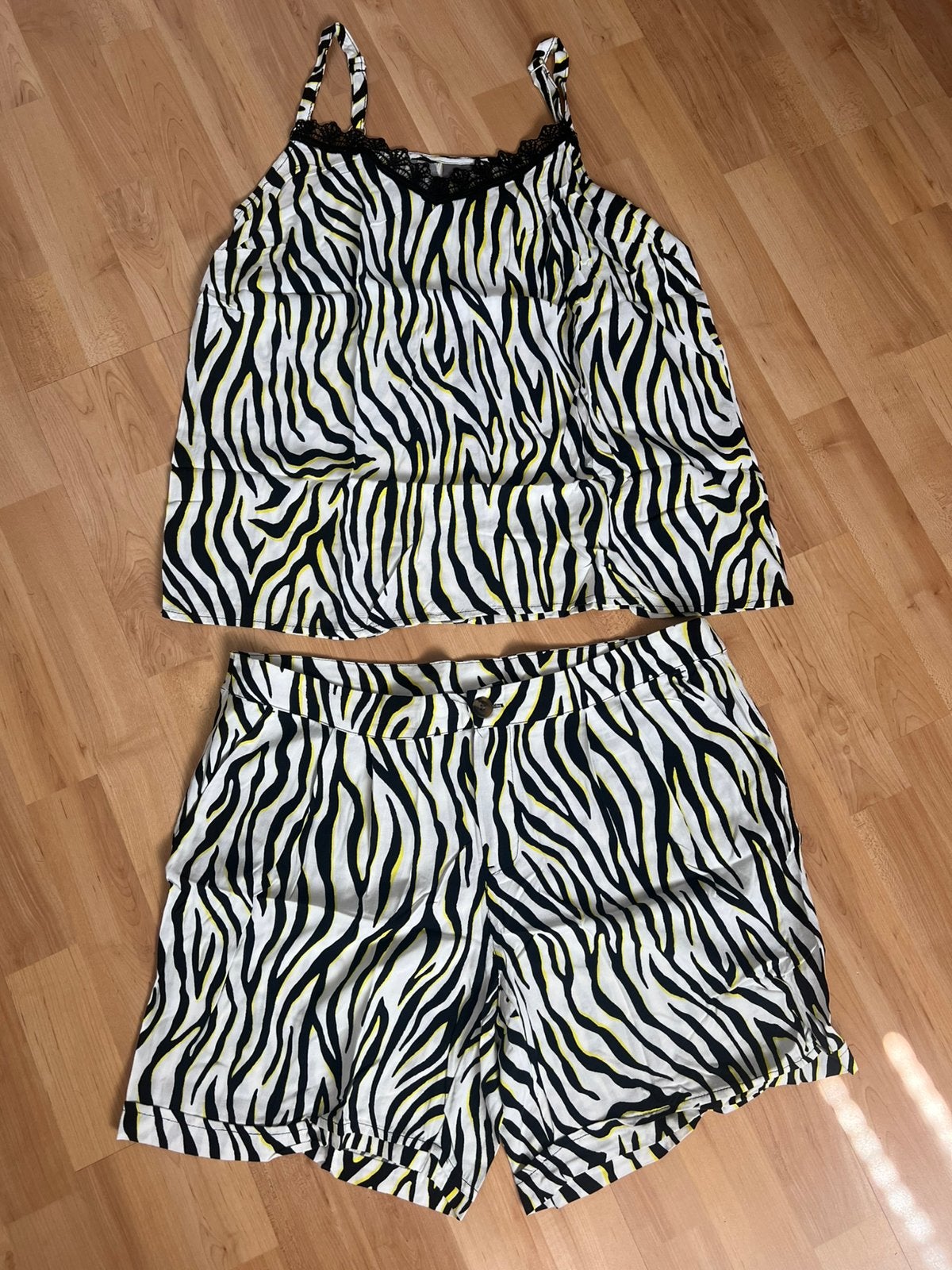 Zomerse set van korte broek met shirt, zebra print, maat 44, Kleding | Dames, Ophalen of Verzenden, Zo goed als nieuw