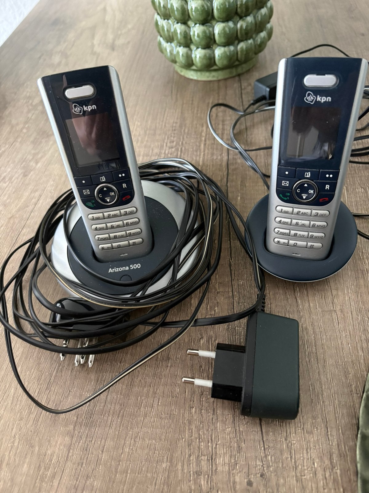 Twee vaste telefoons van Kpn met oplader, Ophalen of Verzenden, 2 handsets